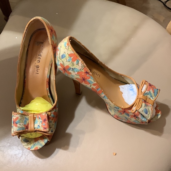 Floral tan shoes with toe out.  Madden Girl. - Picture 2 of 5